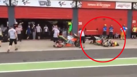 [Vídeo] Álvaro Bautista cai no pit lane!