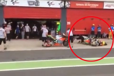 [Vidéo] Alvaro Bautista chute dans la pit-lane !