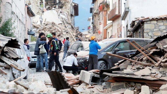 イタリア地震：ロマーノ・フェナティと救助隊員