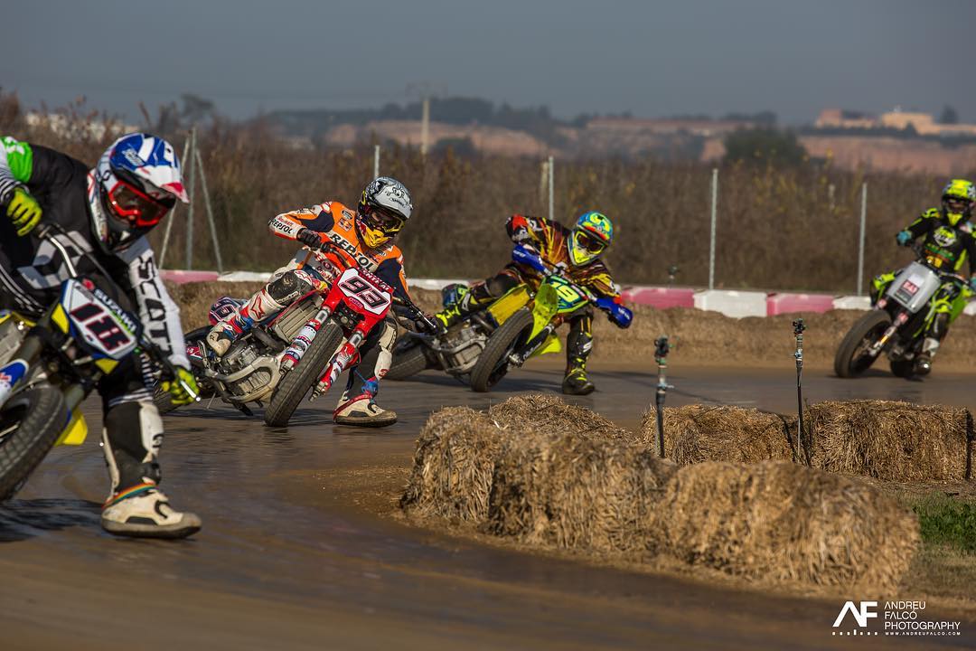 On s’échauffe pour le Superprestigio… Pilotes et photographe !