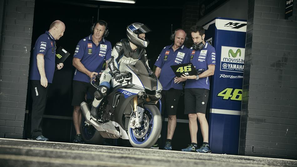 Yamaha R1M 2017: Let's get closer to Valentino Rossi…