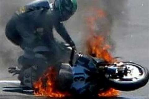 Daytona 200 : Un pilote en sauve un autre coincé sous sa moto en feu