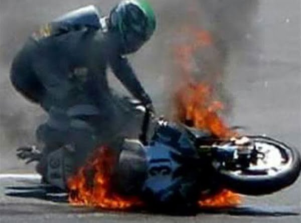Daytona 200 : Un pilote en sauve un autre coincé sous sa moto en feu