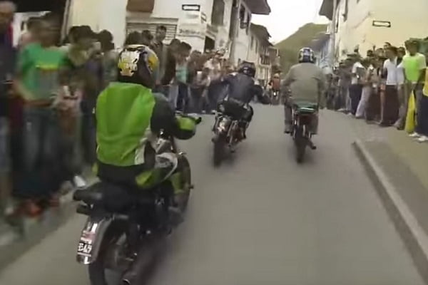 Vidéo : Course officielle dans les rues en Colombie