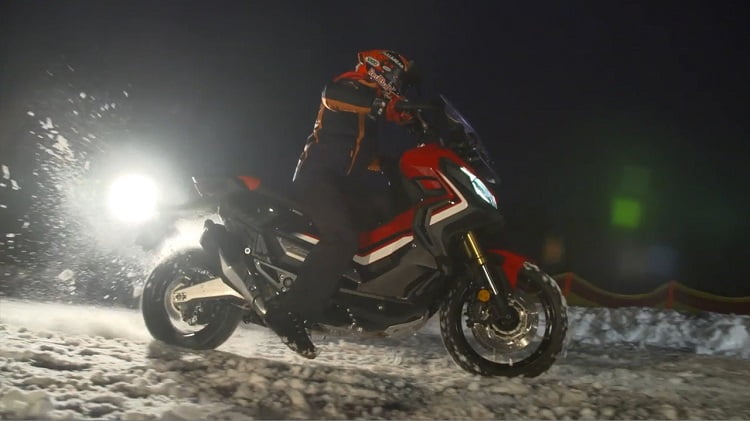 ビデオ: マルク・マルケスも雪の中スクーターに乗った