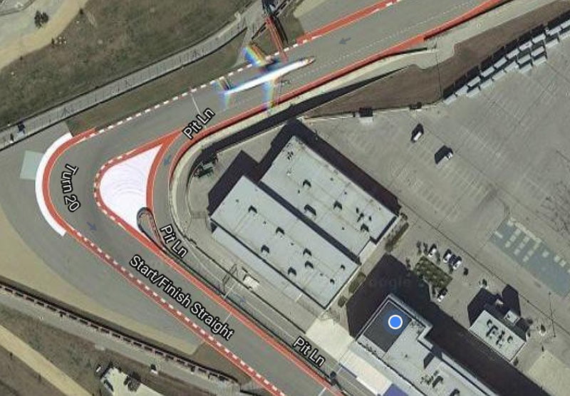 Incongru : un Boeing devant les box du circuit d’Austin ?