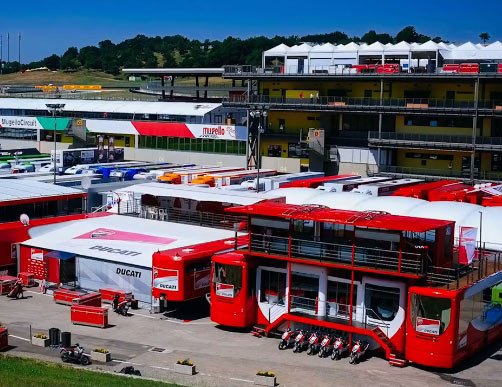 [Vídeo] A construção do paddock de Mugello resumida em 56 segundos