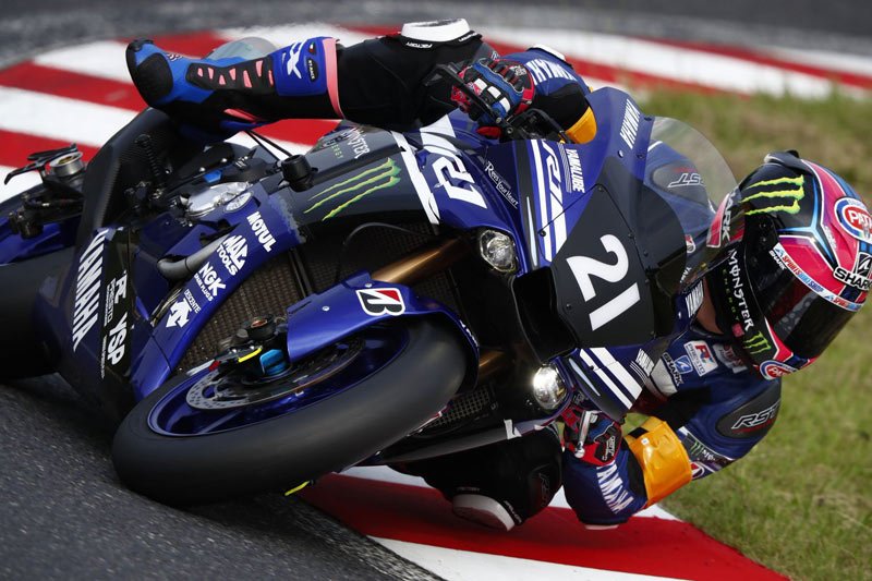 8 Hours of Suzuka – Race (1/4): Alex Lowes (Yamaha) overtakes Jack Miller (Honda)...