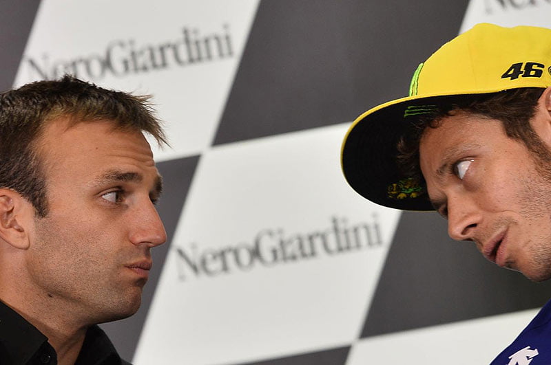 [Humor] Quando Johann Zarco quer oferecer um feltro amarelo para Valentino Rossi pelo seu terno...