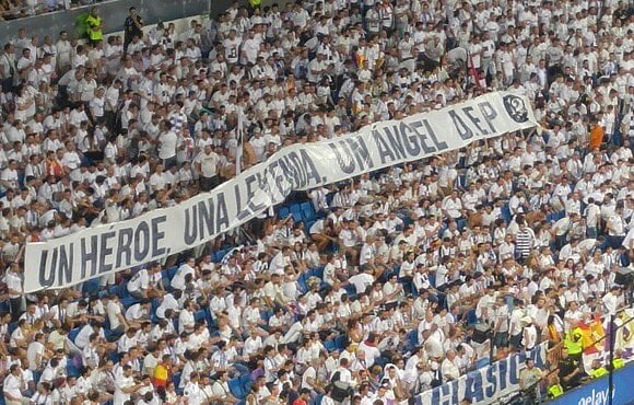 Hommage à Angel Nieto dans les tribunes du match Real Madrid vs Barça !