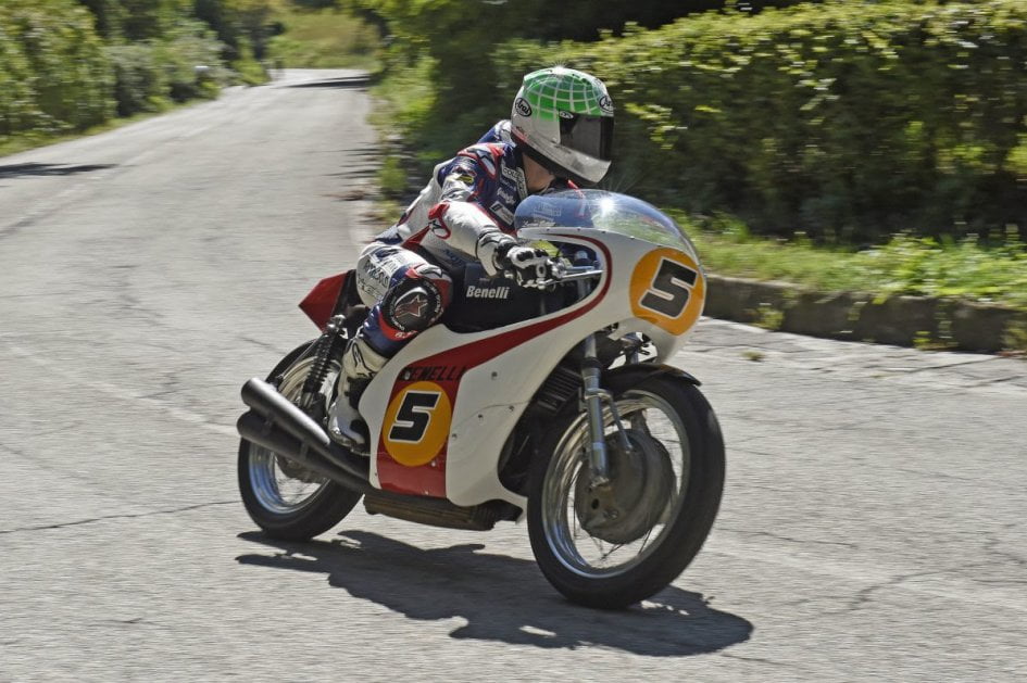 Romano Fenati sobre os Benellis de Jarno Saarinen e Renzo Pasolini