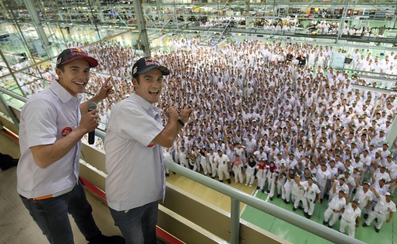 (Vidéo) Impressionnant accueil de Marquez et Pedrosa à l'usine Astra Honda indonésienne
