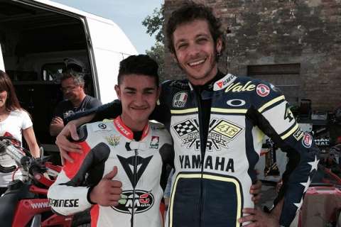 Dennis Foggia, Junior World Champion, thanks Valentino Rossi