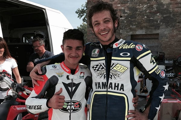 Dennis Foggia, Champion du Monde Junior, remercie Valentino Rossi