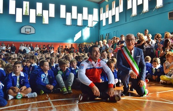 Danilo Petrucci inaugure une école en Italie