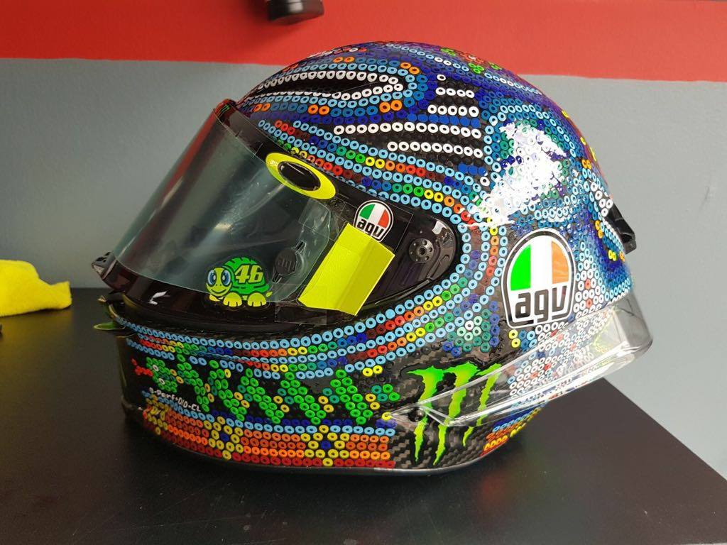 MotoGP : Un casque hivernal 2017 bien coloré pour Valentino Rossi