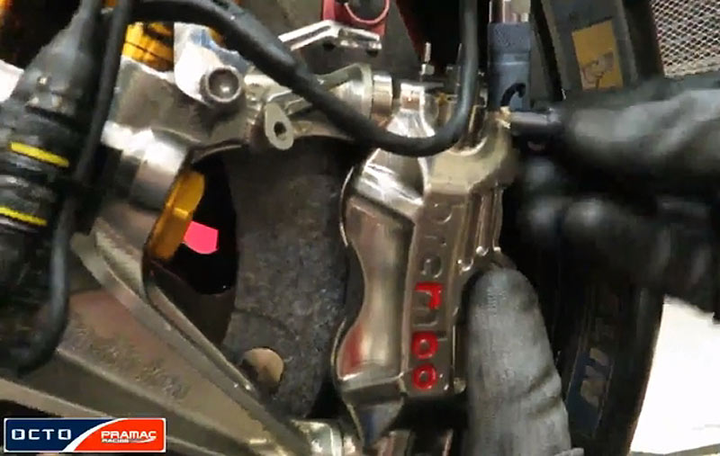 The small daily gestures of MotoGP Grand Prix mechanics (video)