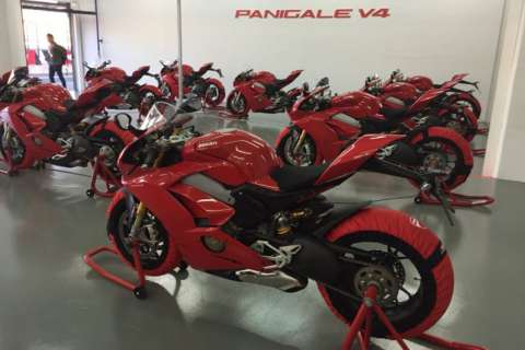 [Street] The Ducati Panigale V4s invade the Valencia circuit!