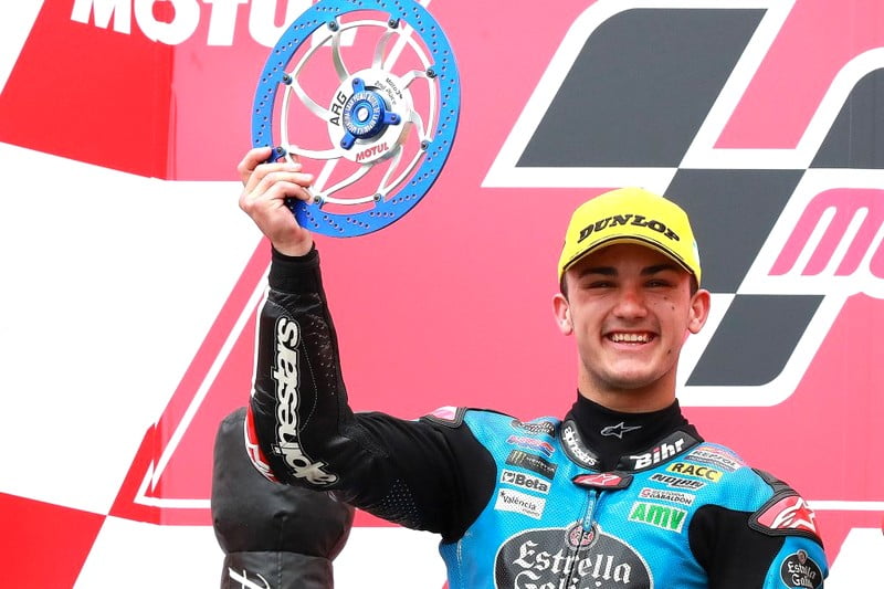 Moto3アルゼンチン：ワールドカップに向けてリーダー交代！チームメイトの最優秀ルーキー賞 (Team Estrella Galicia 0,0)