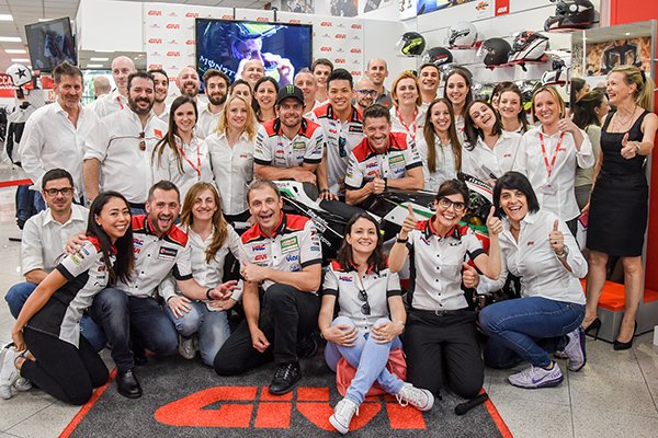 [CP] Crutchlow e Nakagami visitam a GIVI antes do Grande Prêmio da Itália