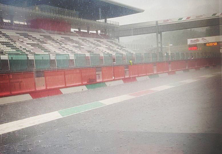 MotoGP test at Mugello J.1: falls and water!