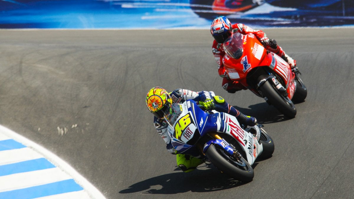 MotoGP Vidéo : Dix ans après le virage du corkscrew reste un tournant dans les carrières de Valentino Rossi et Casey Stoner