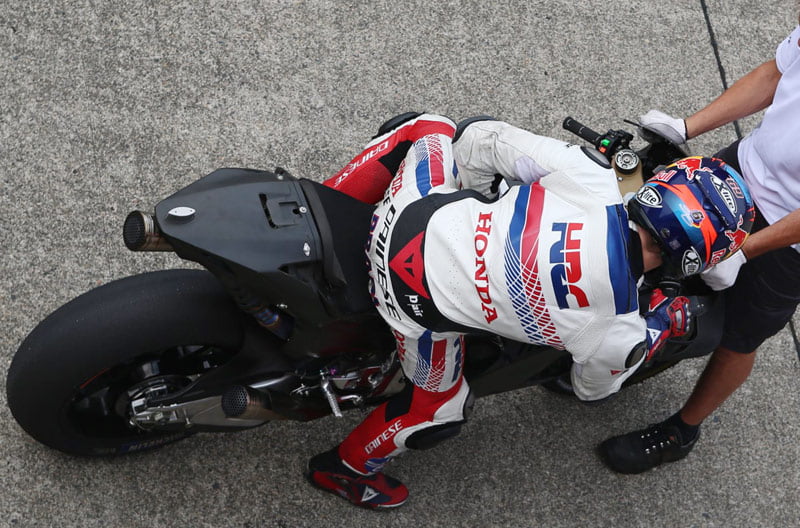 Photos MotoGP : Stefan Bradl teste la nouvelle Honda à Motegi !