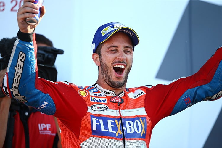 Grand Prix de Grande Bretagne, Silverstone, MotoGP Course 2017: Dovizioso file à l'anglaise et Marquez casse