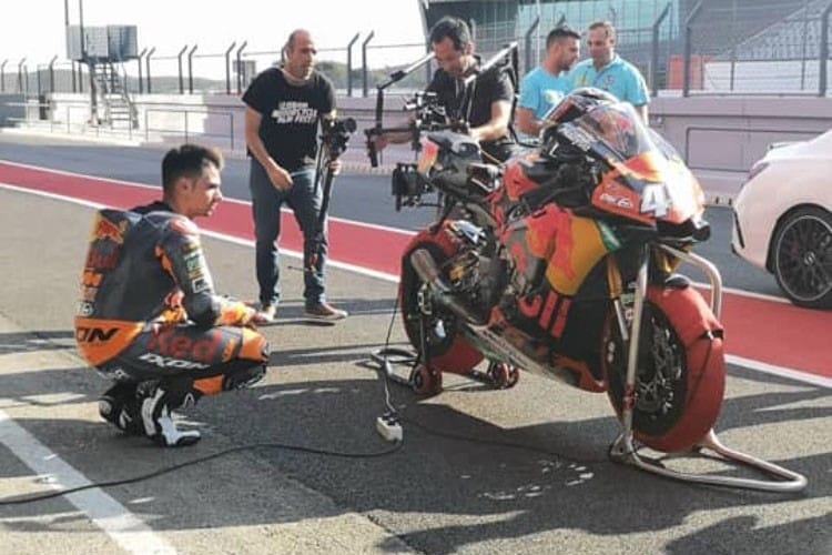 Insolite : lorsqu’il va voir le mondial Superbike, l’officiel KTM Miguel Oliveira tourne avec une Yamaha !