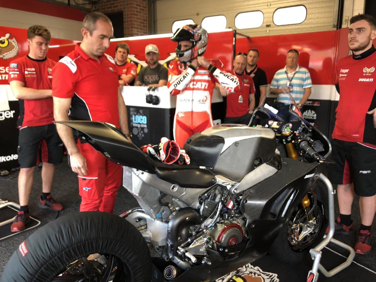 [BSB] Michele Pirro met la Panigale V4 R 1000cc en piste à Brands Hatch (vidéos).