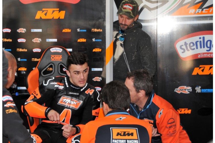 Moto3: Aron Canet atropelado… Mas ileso!