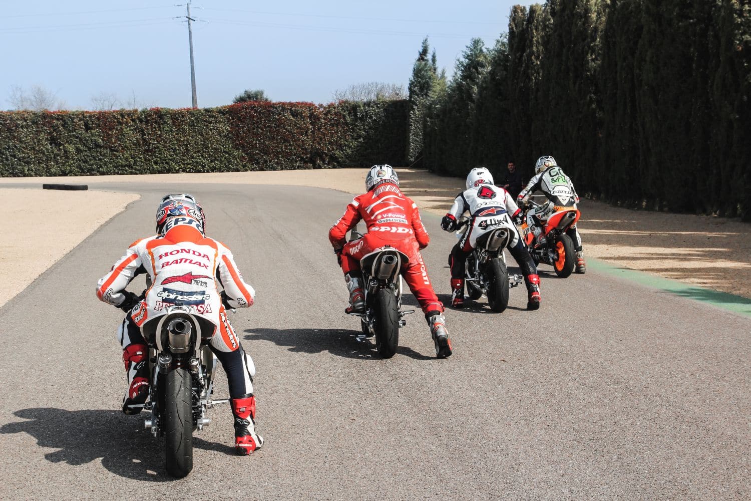 MotoGP: 4 ユーロで、ジベルナウとペドロサが乗り方を教えてくれますが、それだけではありません。