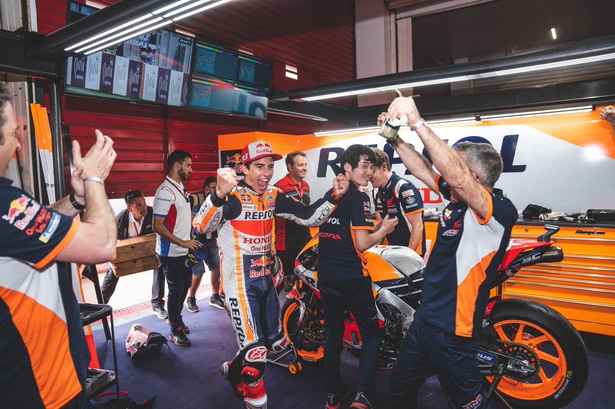 MotoGP: マルク・マルケスはバイクに乗らない、バイクと一緒に踊る!