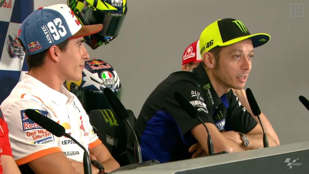 Austin, MotoGP, J0, conférence Valentino Rossi : La pénalité de Crutchlow, la poignée de main avec Márquez, les bosses, etc. (Intégralité)