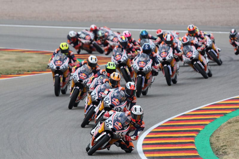 Red Bull MotoGP Rookies Cup em Sachsenring: Acosta e Kunii vencem, confirma Tatay.