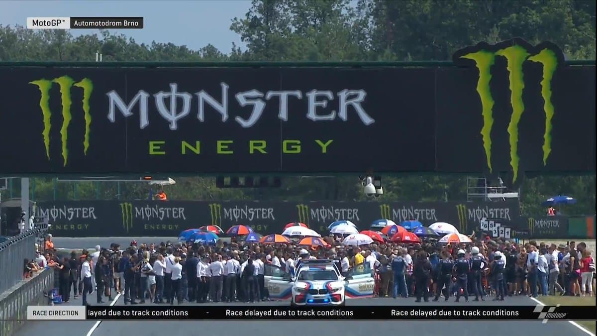 MotoGPチェコ共和国ブルノレース：雨のため、旗から旗への説明と忍耐が必要
