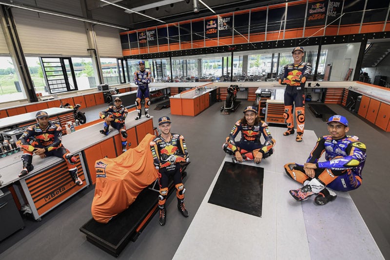 MotoGP: KTM ライダーのためのマッティッヒホーフェン工場の 1 日