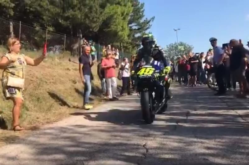 [Vidéo] Rossi sur la route avec sa Yamaha MotoGP !