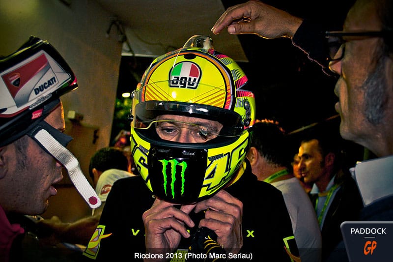 Vidéo : quand Valentino Rossi s'essaie au drift sur une piste de karting la nuit à Misano