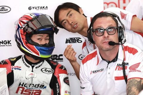 Moto2 Austrália: Aoyama molha-se pelo seu piloto Chantra e vence!