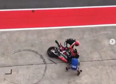 MotoGP Malaisie Sepang : Aleix Espargaró ne peut éviter un photographe dans la voie des stands (Vidéo)