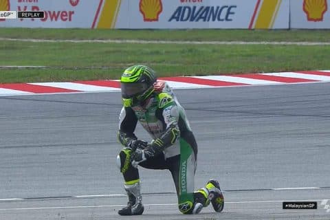 MotoGP Malaisie Sepang J3 : Cal Crutchlow (Honda/Ab) met un genou à terre devant Johann Zarco