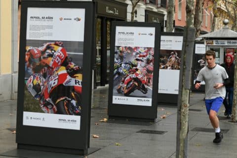 MotoGP : Madrid célèbre "Repsol, 50 ans dans les sports mécaniques" à travers une expo photos dans les rues