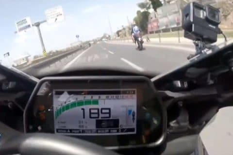 [Vidéo] Sofuoglu et Razgatlioglu à fond à moto dans Istanbul désert