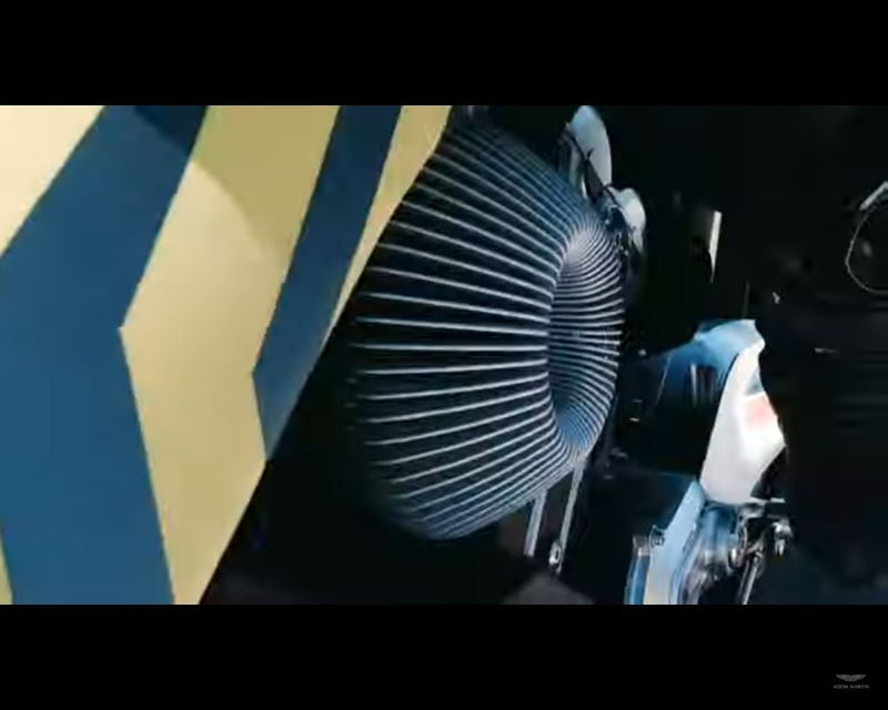 [स्ट्रीट] एएमबी 001: एस्टन मार्टिन ब्रॉ सुपीरियर ट्रैक परीक्षण से गुजर रहा है (वीडियो)