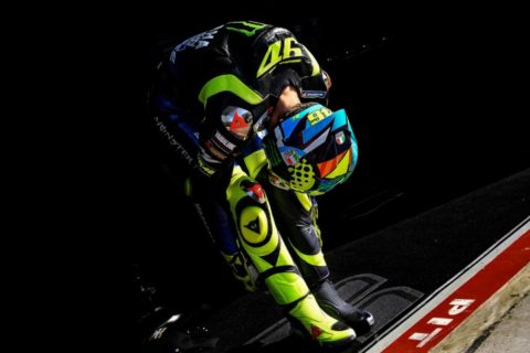 Technique : Pourquoi seul Dainese a une botte qui va à l'intérieur de la combinaison ?