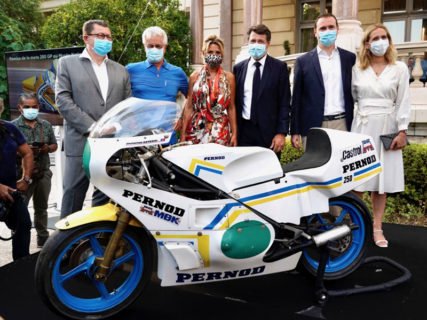 [CP] Remise de la moto Pernod 250 GP au Musée National des Sports