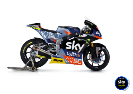 Moto2: バレンティーノ・ロッシのヘルメットを待つ間に、スカイ VR46 チームがミサノのカラーを明らかに