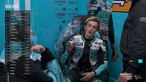 Moto3 Valence-1 FP1 : Jaume Masiá sur le mouillé. Albert Arenas au sol.