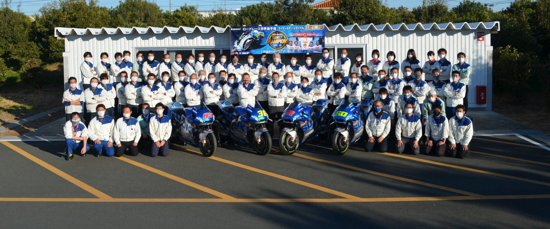 A temporada excepcional da Suzuki valeu muito a pena uma foto de grupo, e no banco o que é mais...